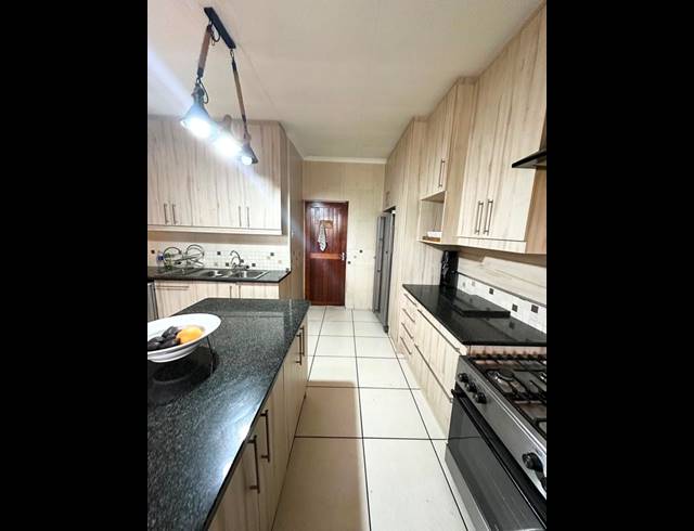 5 BEDROOM HOUSE FOR SALE IN SELCOURT
